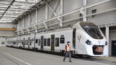 TER : un train stationné dans un hangar pour son entretien