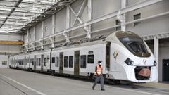 TER : un train stationné dans un hangar pour son entretien