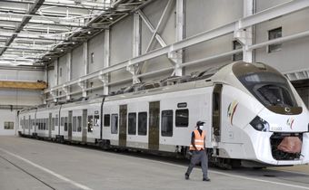 TER : un train stationné dans un hangar pour son entretien