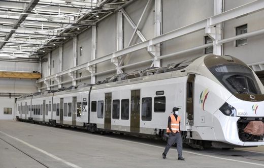 TER : un train stationné dans un hangar pour son entretien
