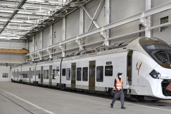 TER : un train stationné dans un hangar pour son entretien