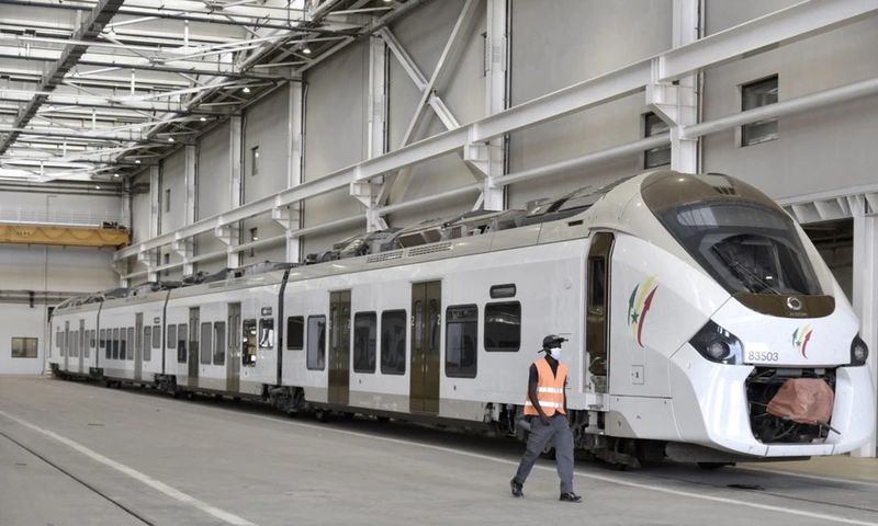 TER : un train stationné dans un hangar pour son entretien