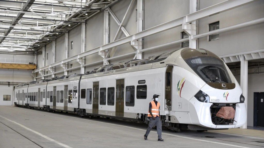 TER : un train stationné dans un hangar pour son entretien