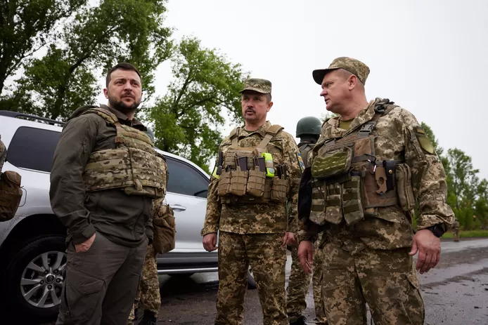 Volodymyr Zelensky se rend dans la région de Kharkiv © AFP