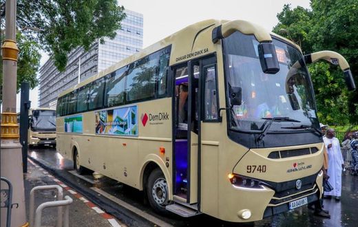 Bus Dakar Dem Dikk dans les rues de Dakar au Sénégal le 21 juillet 2021