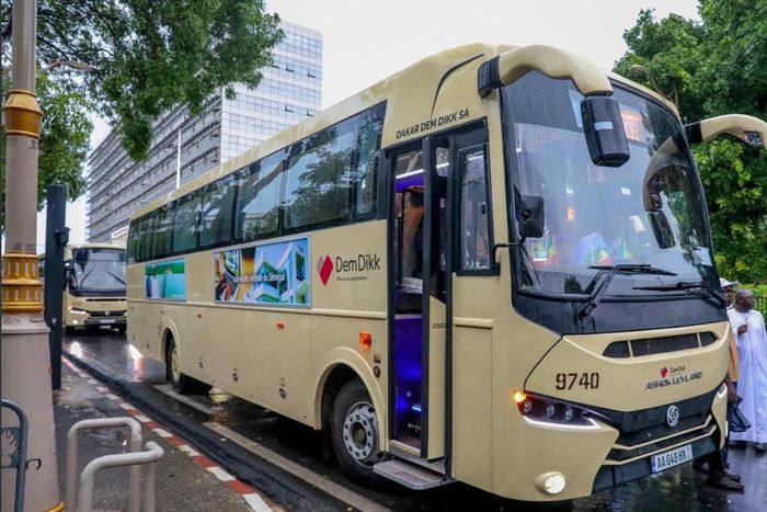 Bus Dakar Dem Dikk dans les rues de Dakar au Sénégal le 21 juillet 2021