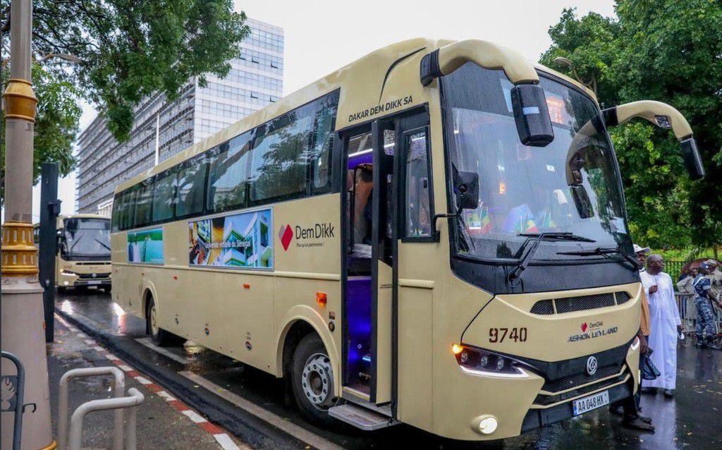 Bus Dakar Dem Dikk dans les rues de Dakar au Sénégal le 21 juillet 2021