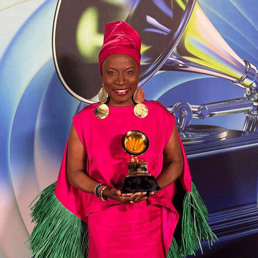 Angelique Kidjo avec son trophée