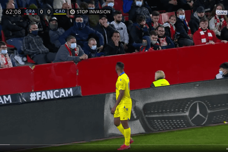 Carlos Akapo victime de gestes racistes