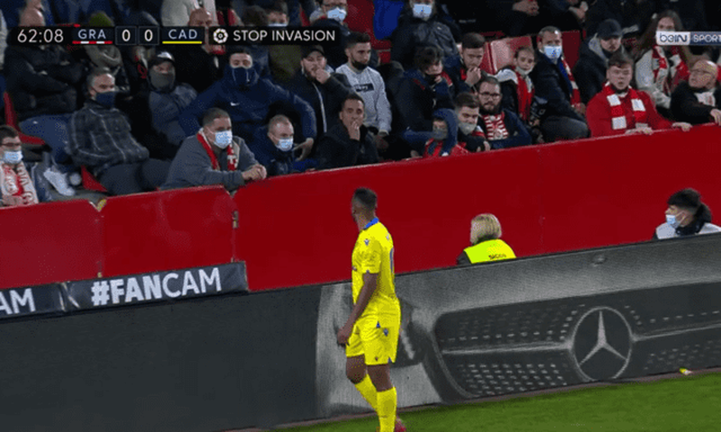 Carlos Akapo victime de gestes racistes