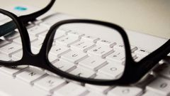 lunette-sur-clavier-ordinateur
