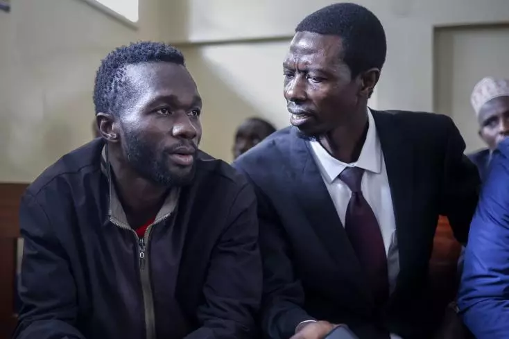 Collins Jumaisi (g) et son avocat au tribunal à Nairobi, le 16 août 2024 au Kenya AFP
