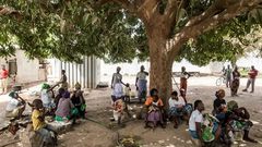 Des Gambiens déplacés de la frontière avec le Sénégal, à leur arrivée dans le village de Bujinha, le 15 mars 2022. — AFP