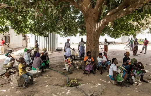 Des Gambiens déplacés de la frontière avec le Sénégal, à leur arrivée dans le village de Bujinha, le 15 mars 2022. — AFP