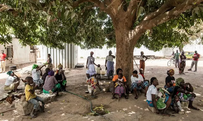 Des Gambiens déplacés de la frontière avec le Sénégal, à leur arrivée dans le village de Bujinha, le 15 mars 2022. — AFP