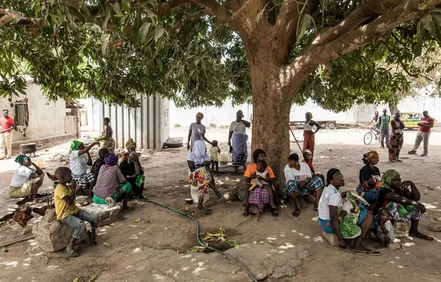 Des Gambiens déplacés de la frontière avec le Sénégal, à leur arrivée dans le village de Bujinha, le 15 mars 2022. — AFP