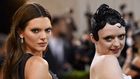 Les-sourcils-décolorés,-nouvelle-tendance-au-Met-Gala