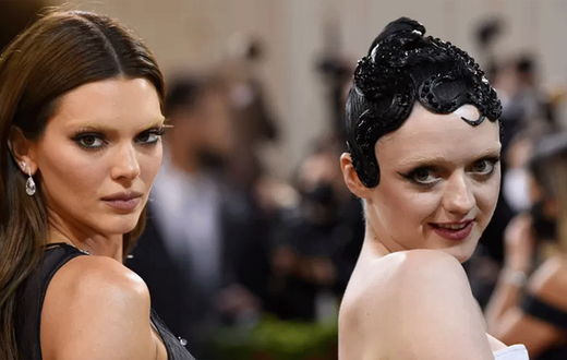 Les-sourcils-décolorés,-nouvelle-tendance-au-Met-Gala
