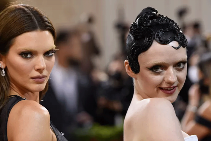 Les-sourcils-décolorés,-nouvelle-tendance-au-Met-Gala