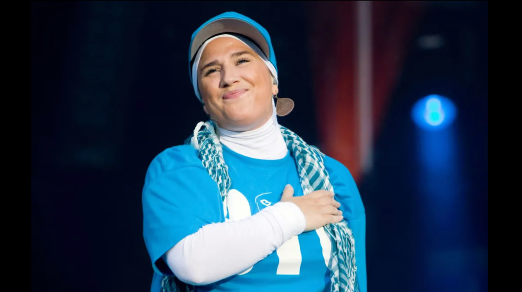 Après sa conversion à l'islam, Diam's met un terme à sa carrière artistique au début des années 2010 et s'affiche notamment avec le jilbab. Elle publie Autobiographie en 2012, Mélanie, française et musulmane, en 2015, puis un documentaire, Salam, en 2022.