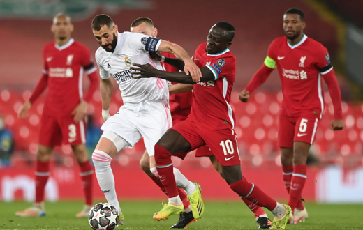 Sadio Mané à la lutte contre Benzema lors de la finale de Ligue des Champions de 2019