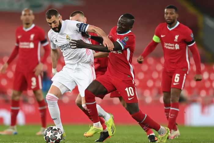 Sadio Mané à la lutte contre Benzema lors de la finale de Ligue des Champions de 2019