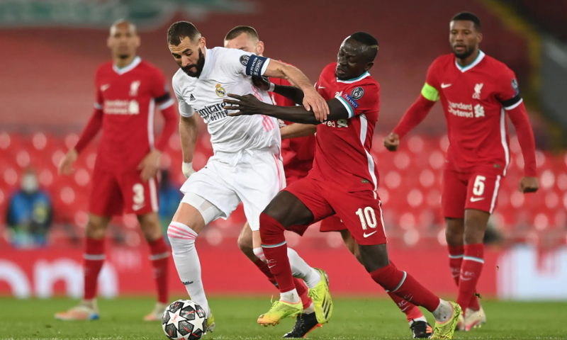 Sadio Mané à la lutte contre Benzema lors de la finale de Ligue des Champions de 2019