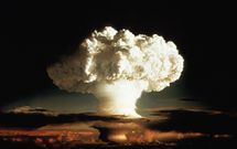 Le 1er mars marque le 68è anniversaire de Castle Bravo. Castle Bravo est le nom de la bombe H la plus puissante testée par les États-Unis, libérant une énergie de 15 mégatonnes, soit mille fois celle de chacune des bombes larguées sur le Japon mais moins que les 57 mégatonnes de la Tsar Bomba russe, plus grosse bombe H de l'histoire.