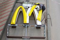 Un ouvrier démonte le logo de MCdonad's d'un restaurant de la région de Saint-Pétersbourg