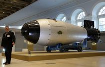 La bombe à hydrogène soviétique RDS-202, connue par les nations occidentales sous le nom de Tsar Bomba, était l'arme nucléaire la plus puissante jamais créée. Testé le 30 octobre 1961 en tant que vérification expérimentale des principes de calcul et des conceptions d'armes thermonucléaires à plusieurs étages, il reste également l'explosif le plus puissant jamais fait exploser.