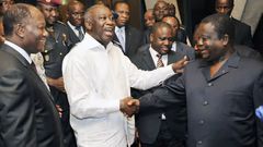Alassane Ouattara posant avec Henri Konan Bédié et Laurent Gbagbo