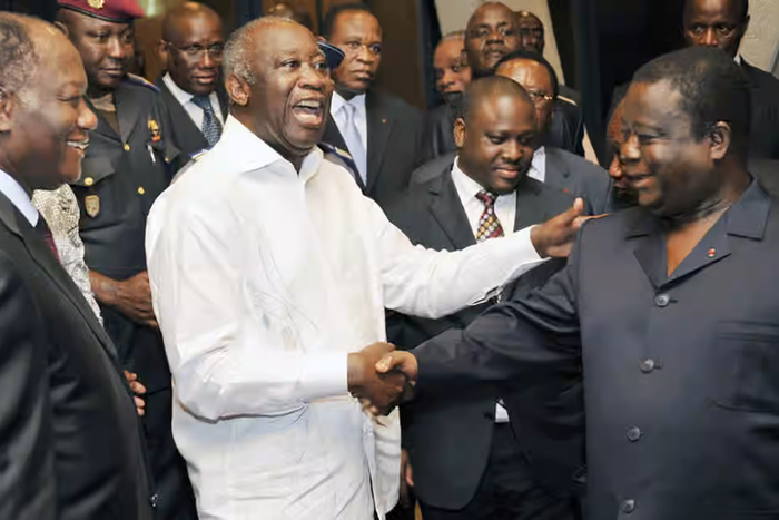 Alassane Ouattara posant avec Henri Konan Bédié et Laurent Gbagbo