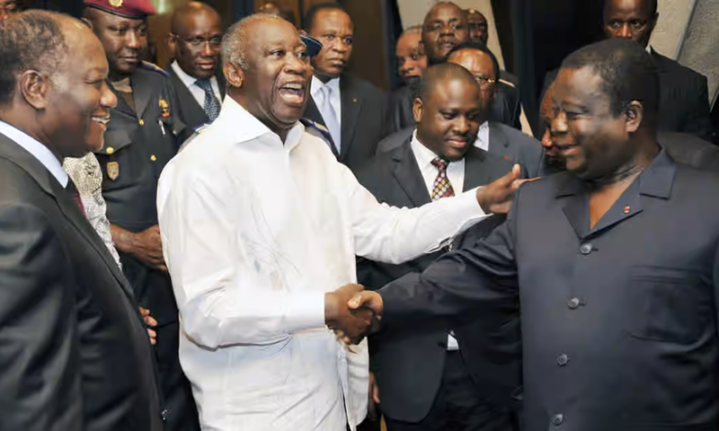 Alassane Ouattara posant avec Henri Konan Bédié et Laurent Gbagbo