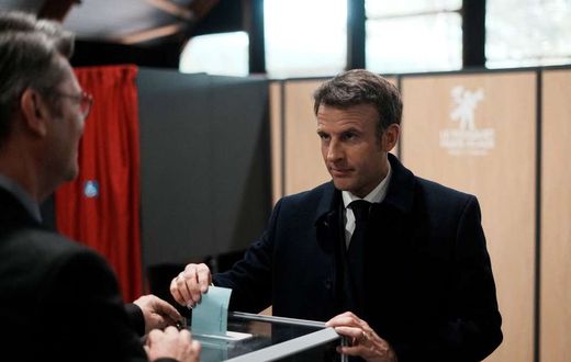 Emmanuel Macron votant dimanche au Touquet