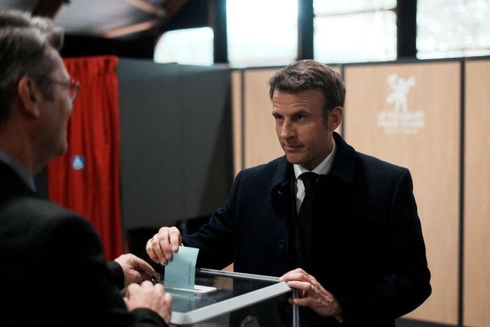 Emmanuel Macron votant dimanche au Touquet