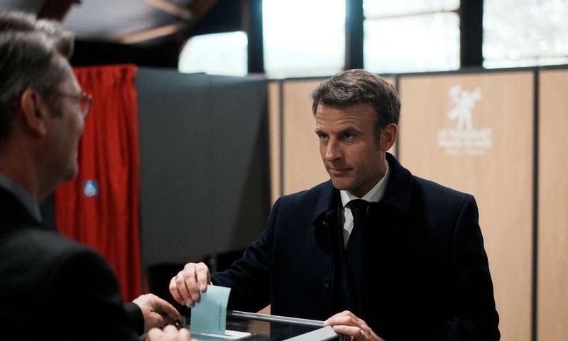 Emmanuel Macron votant dimanche au Touquet