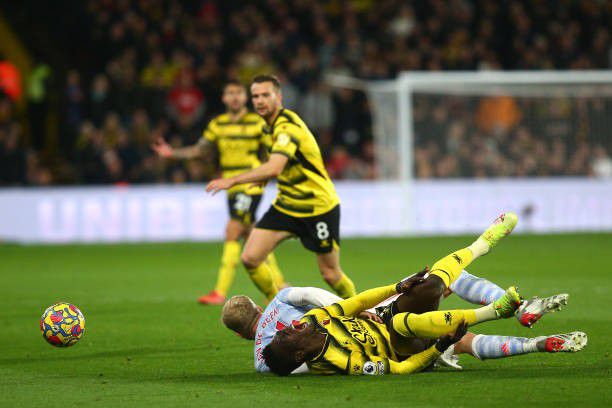 Ismaila Sarr lors de sa blessure face à Manchester United