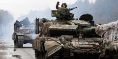 Des militaires ukrainiens montent sur des chars vers la ligne de front avec les forces russes dans la région de Lugansk en Ukraine, le 25 février 2022.