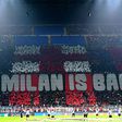 Des tifosis dans une tribune de San Siro