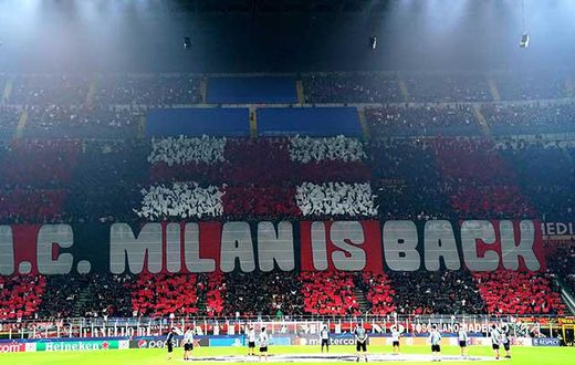 Des tifosis dans une tribune de San Siro