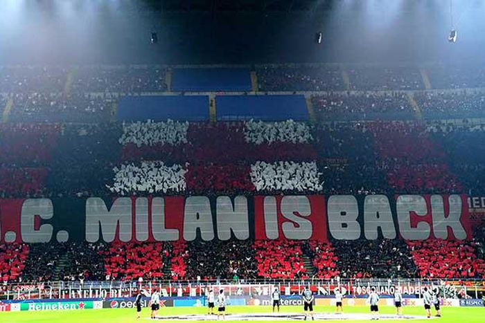 Des tifosis dans une tribune de San Siro