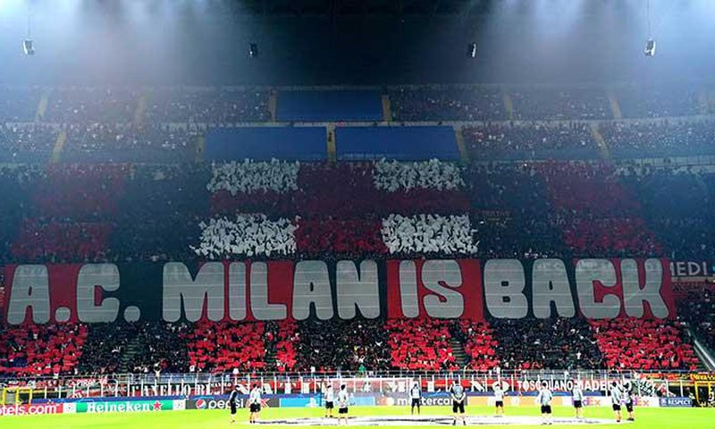 Des tifosis dans une tribune de San Siro