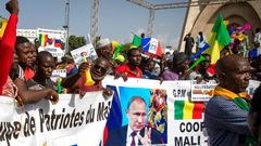Des Maliens manifestent ce 22 septembre 2020 pour réclamer le départ des troupes françaises et l'arrivée de soldats russes - AP