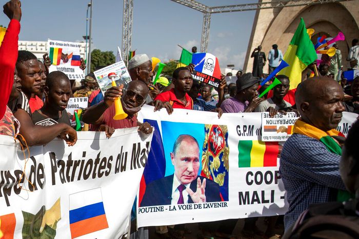 Des Maliens manifestent ce 22 septembre 2020 pour réclamer le départ des troupes françaises et l'arrivée de soldats russes - AP