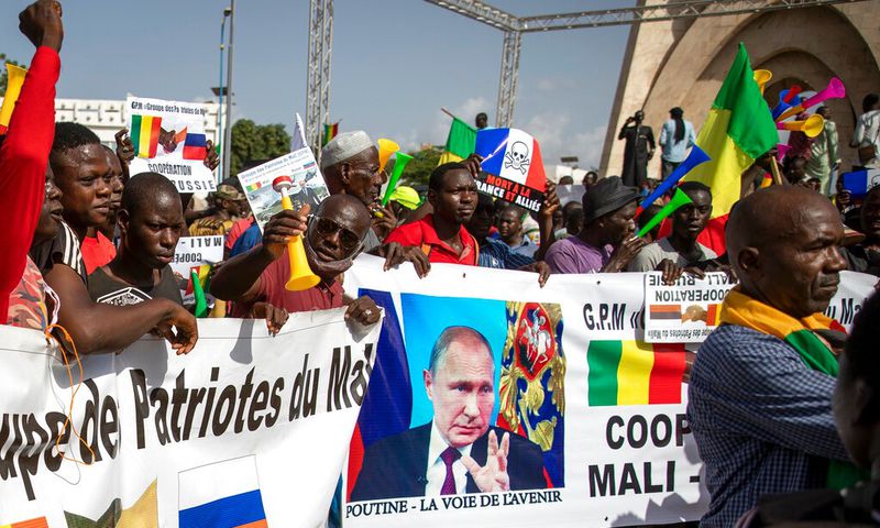 Des Maliens manifestent ce 22 septembre 2020 pour réclamer le départ des troupes françaises et l'arrivée de soldats russes - AP
