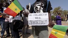 Un manifestant anti agenda LGBT à la place de la nation