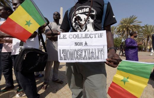 Un manifestant anti agenda LGBT à la place de la nation