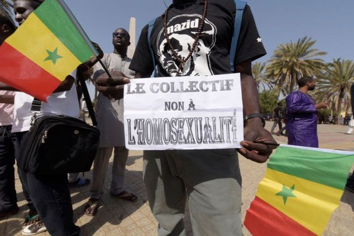 Un manifestant anti agenda LGBT à la place de la nation