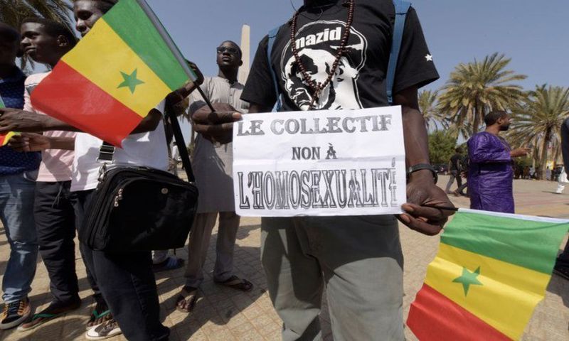 Un manifestant anti agenda LGBT à la place de la nation