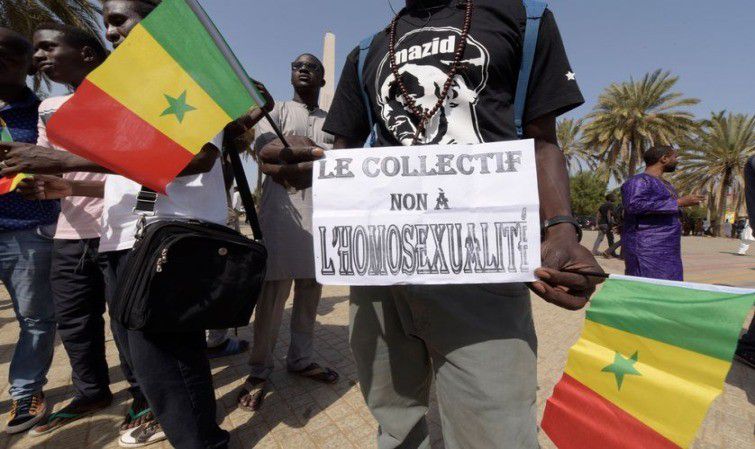 Un manifestant anti agenda LGBT à la place de la nation